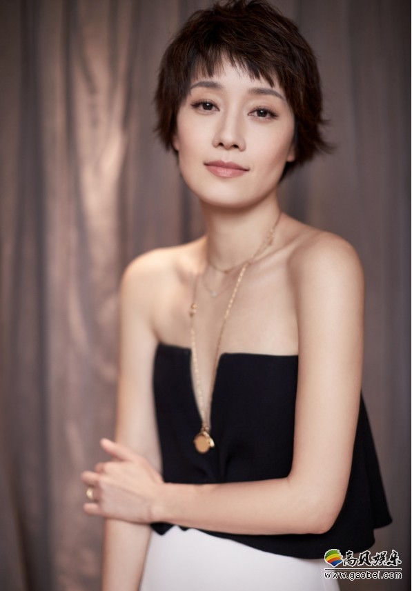 马伊琍时尚写真大片露出精致性感锁骨展露招牌甜笑魅力满分