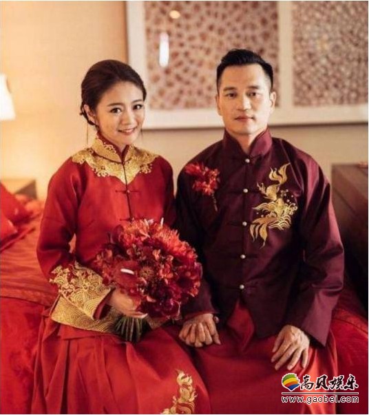 安以轩更新微博纪念结婚一周年：晒出自己与老公十指交扣恩爱照片