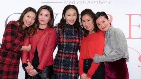 黎姿晒出公司聚会照：气质端庄优雅，众同事合影时“老板范”十足