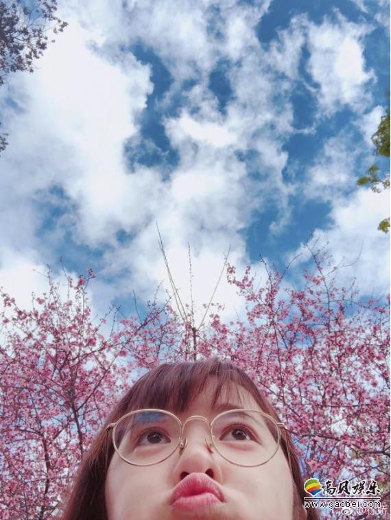 徐娇晒出照片戴着金丝边眼镜仰视角度搞怪自拍表情夸张俏皮