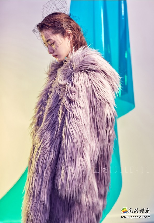 柴碧云时尚写真：黑色T恤搭配亮色过膝皮靴，穿出了别致时尚感