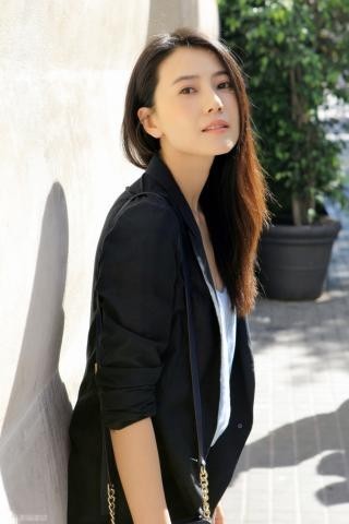 工作室曝光高圆圆工作照：身穿深蓝色礼服，头发盘起，温婉迷人