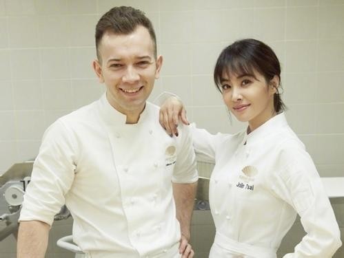 蔡依林晒出变身俏厨娘照片：“歌坛天后”设计晚宴甜点！表情认真