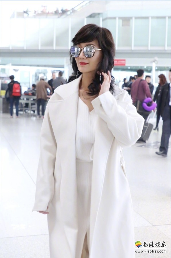 赵雅芝晒出机场图：一身白衣重返杭州，风姿和容貌与当时并无分别