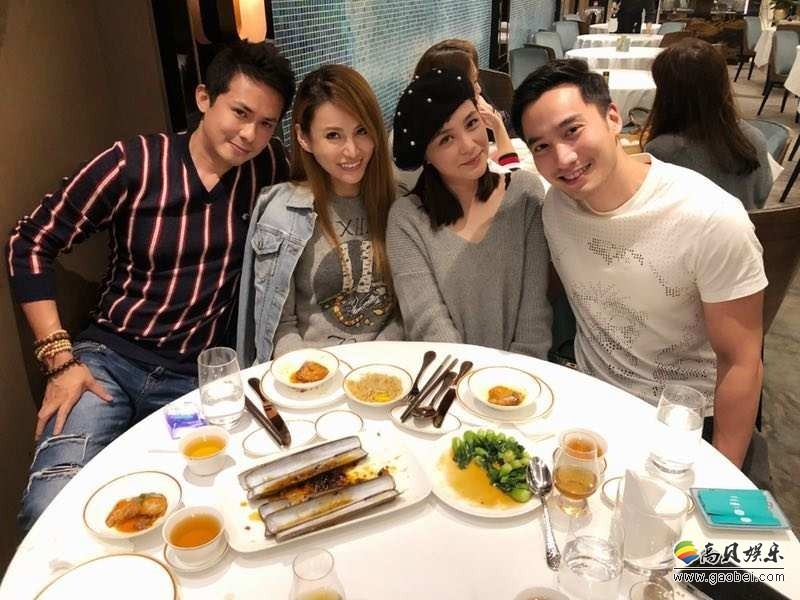 网友晒出和阿娇与男友赖弘国合照：双手捧脸笑容羞涩，甜蜜藏不住