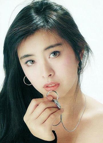 网友曝光王祖贤中学时期打篮球美照：女神身穿球衣，露出可爱微笑