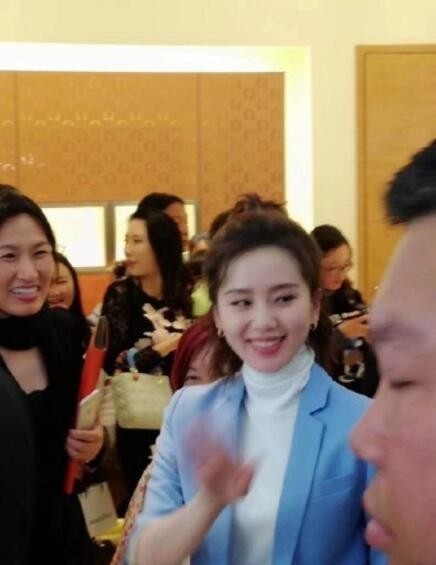 刘诗诗现身某活动网友围观：穿着淡蓝色西装，气质干练不失俏皮感