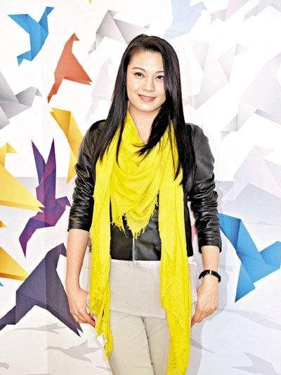 廖碧儿红色低胸装出席代言纤体广告记者会：受访甜笑承认新恋情