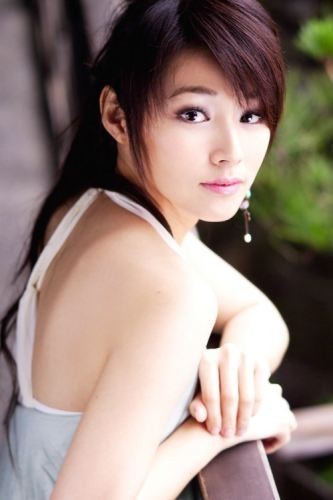 工作人员布置白蜡烛送上蛋糕与花庆生：陈怡蓉置身烛光红了眼眶