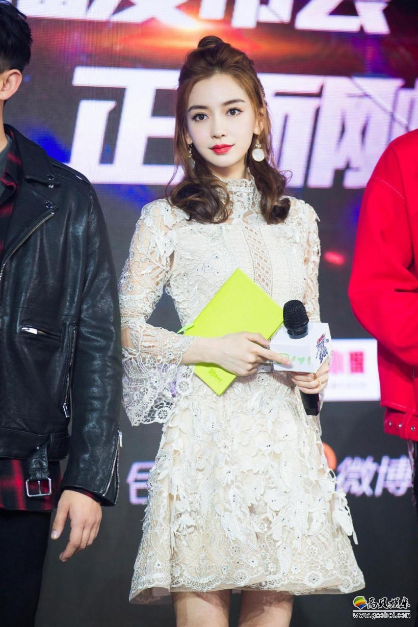 工作室晒出Angelababy美图：扎丸子头尽显少女范，甜美又俏皮