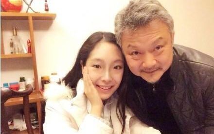 87版《红楼梦》贾宝玉扮演者欧阳奋强：晒出了为女儿庆生的照片