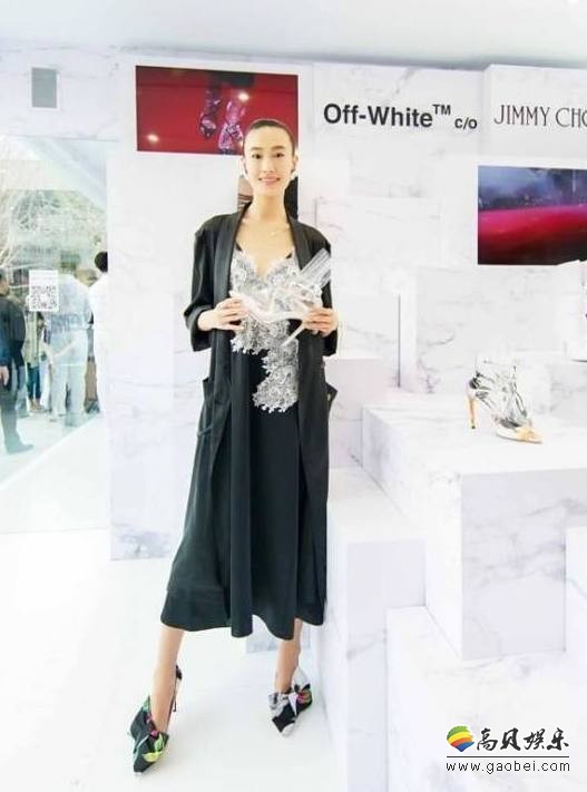 秦舒培出席活动：黑色低胸长裙搭配长款外套现身！发际线感人