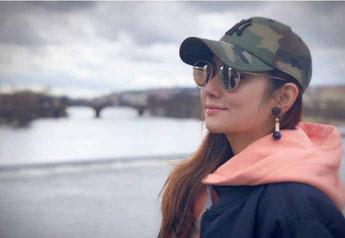 Selina晒出奥地利与捷克旅行照：现身异国街头，文艺少女气息