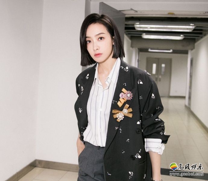 工作室晒出宋茜美图：印花风衣阔腿西装裤，单手插兜潮范十足