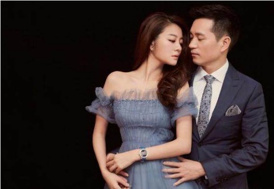 安以轩结婚一周年晒出手牵男方合照：手腕带着情侣手链十指紧扣