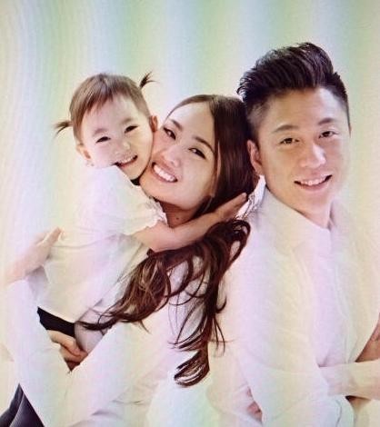 李小鹏晒出与周杰伦合照：全家现身演唱会，奥莉手拿荧光棒听歌