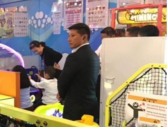 香港网友游乐园偶遇甘比与子女冒险乐园玩耍：身旁四位保镖保护