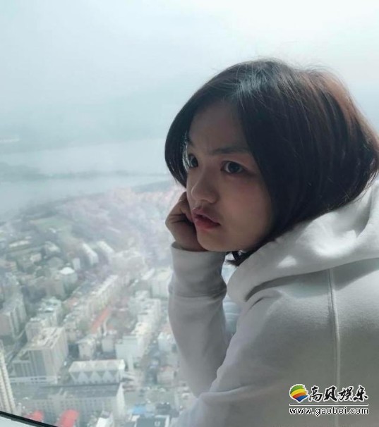 徐佳莹否认怀孕传闻晒自拍：白色卫衣素颜出镜，状态看起来不错