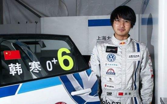 作家、导演、赛车手韩寒就失控奔驰事件发表看法：质疑车主夸大