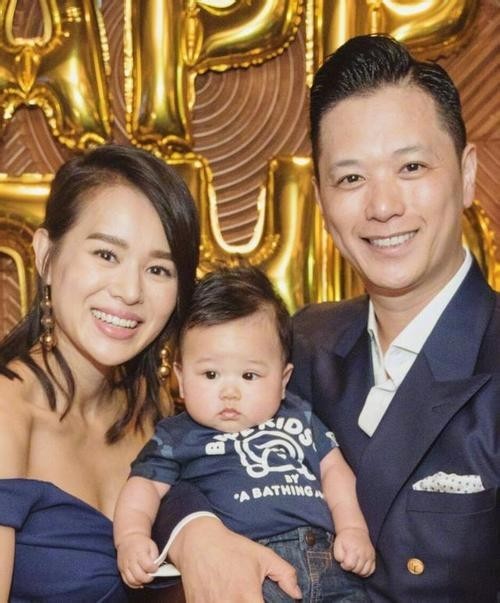 胡杏儿晒出全家福为老公庆生：一家三口笑容灿烂看起来十分幸福