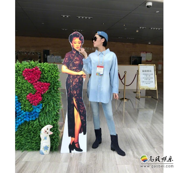 许晴晒出照片：现身话剧《如梦之梦》自己应援板前！搞怪“调戏”