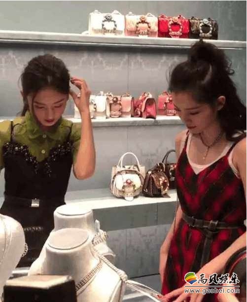 宋祖儿和欧阳娜娜同框：两人合影拍照互动感情好！皮肤白嫩养眼