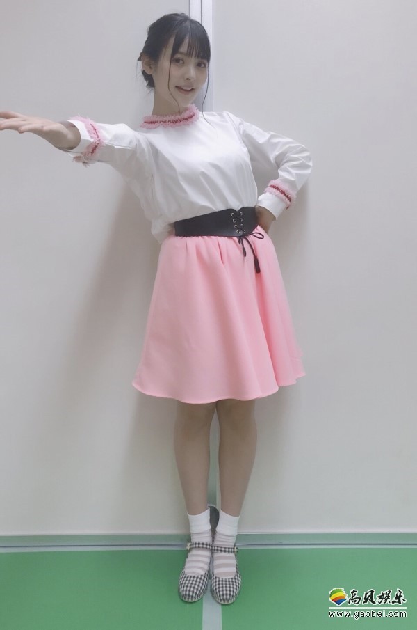 上坂堇参加活动照片：粉色小短裙显得俏皮可爱！少女心展露无遗