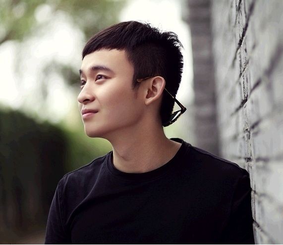 董子健晒出丽江旅游照片：每到景点拍照留念，像个孩子展现可爱面
