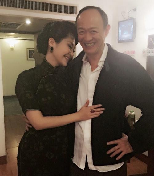 许晴晒出自己与演员金士杰多组合照：向粉丝“安利”两人主演话剧