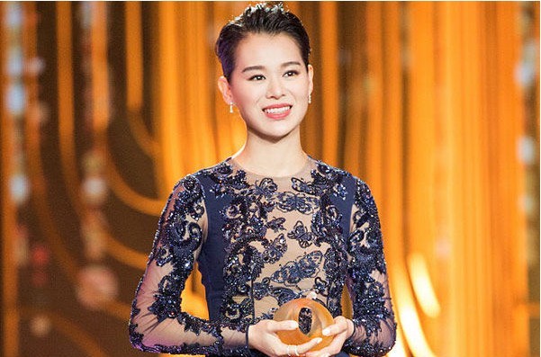 胡杏儿通过微博回应产后脱发：网友看到此俏皮微博后纷纷围观留言