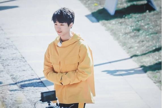 《高能少年团》丽江路透图：王俊凯东北式缩手，默默将手笼进袖子