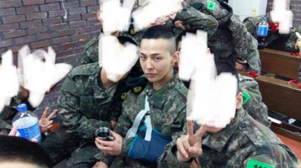 G-Dragon进入军队不到一个月的时间  已有许多照片从军中曝光