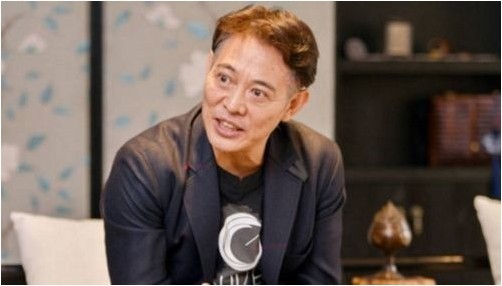 网友晒出李连杰国外视频：李连杰身形明显消瘦不少！衣服明显有变大