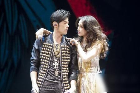 Angelababy(杨颖)10年前周杰伦演唱会担任伴舞女郎：渊源相当深厚