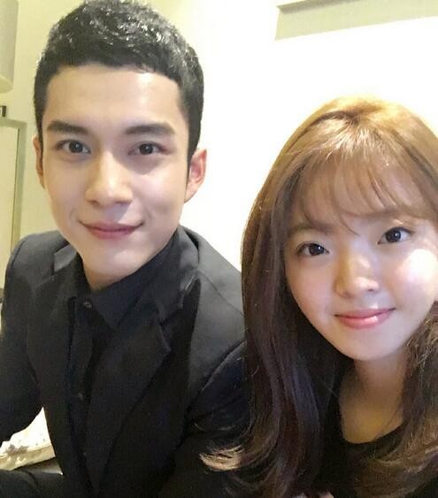 王中磊女儿王文也在晒出与韩东君对视照片：有网友猜测二人恋情公开