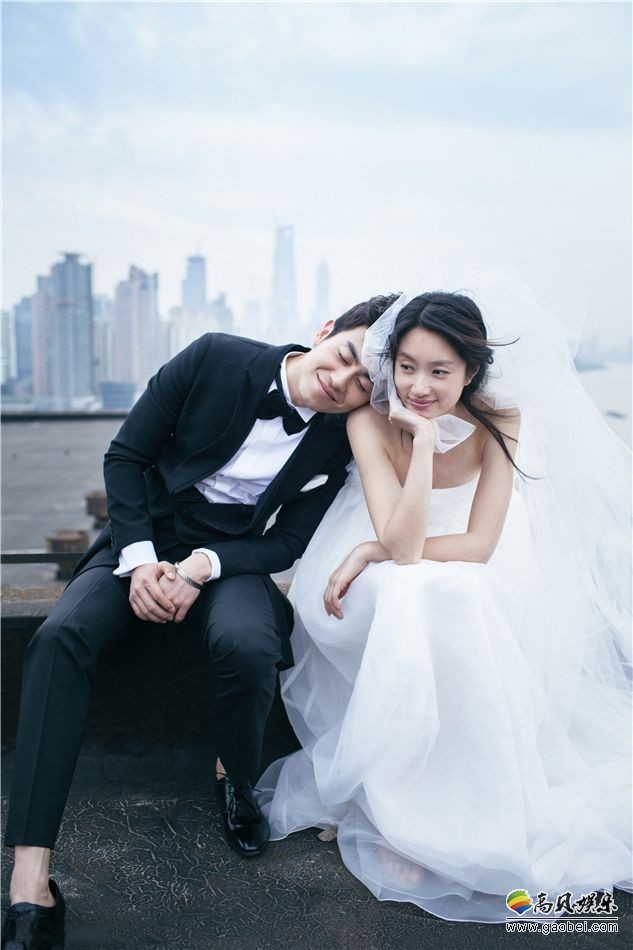媒体拍到朱亚文妻子沈佳妮和女儿哈哈散步照片：衣着宽松，似有孕相