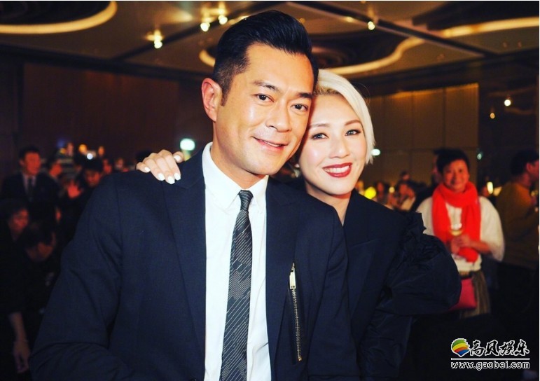 杨千嬅微博晒出与多位老朋友合影照：杨千嬅一头金发造型，相当酷帅