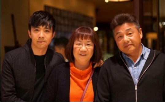 俞灏明为妈妈庆生自制蛋糕：俞灏明和爸爸将妈妈搂在怀里，幸福甜蜜