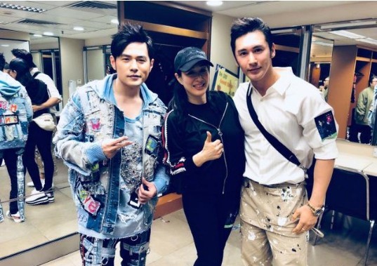 钟丽缇晒出照片：与张伦硕和助理去看周杰伦香港演唱会！在后台合照