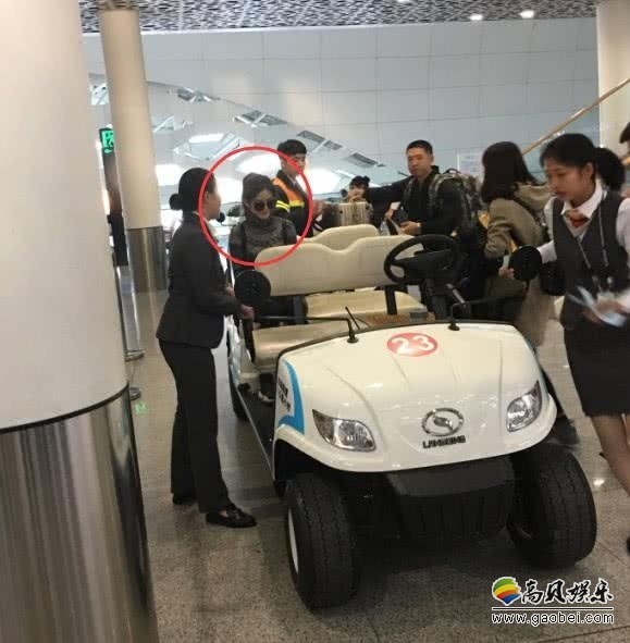 网友爆料机场偶遇谢娜：本人身材非常瘦，坐小车冲路人低头浅笑