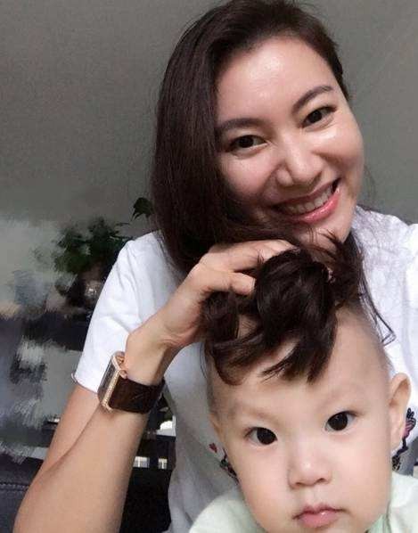 谢杏芳晒出照片：带着儿子小羽到动物园游玩，母子俩心情也一样好