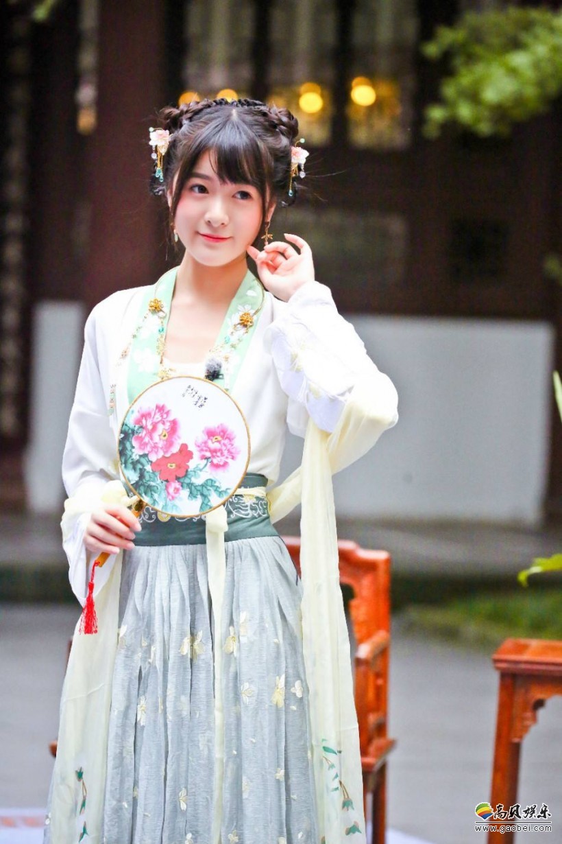 徐娇晒出照片：穿着湛蓝色改良汉服，衣袂飘飘，碎发微微迎风飞舞