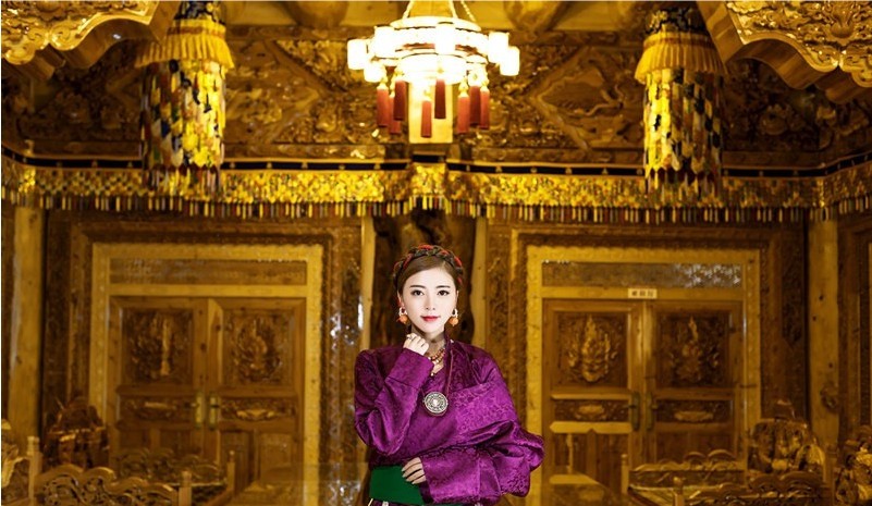 阿兰回到家乡拍摄唯美写真照：身着紫色藏袍，挂满金银翡翠的佩饰