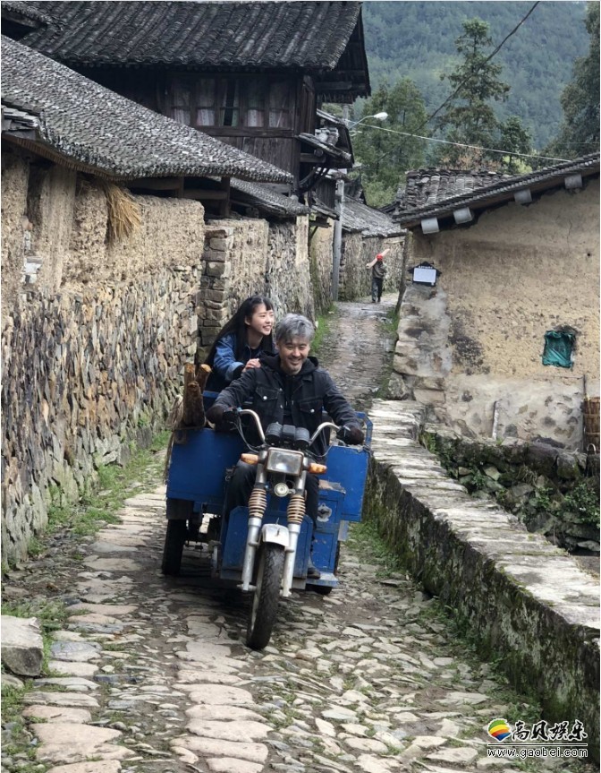 网友晒出吴秀波农村拍戏照片：骑着三轮车，欢脱地颠簸在石头路上