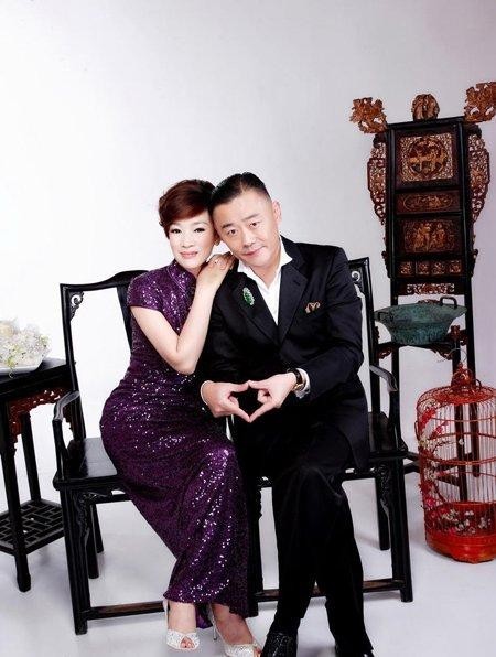 周立波晒出照片：他与妻子现身友邻金婚盛典送祝福，顺便秀了恩爱
