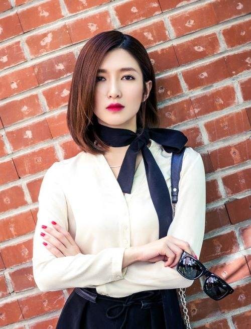 工作室发布花絮视频：江疏影镜头前与大家打招呼，整个人白到发光
