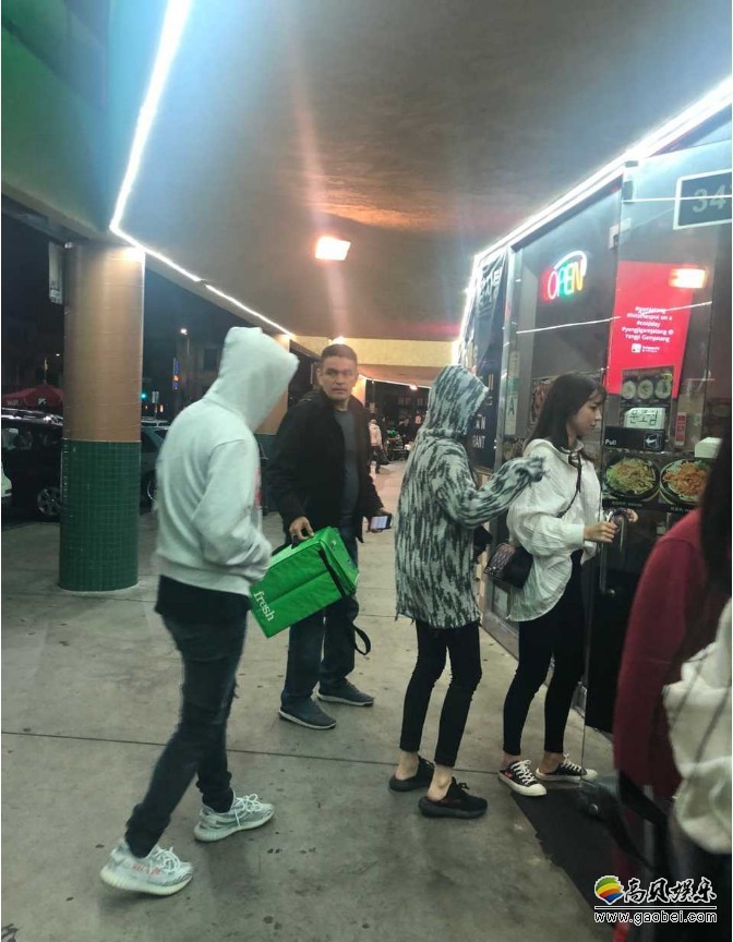 网友洛杉矶偶遇王思聪路透照：打扮清闲帽衫遮头，两位美女相伴用餐