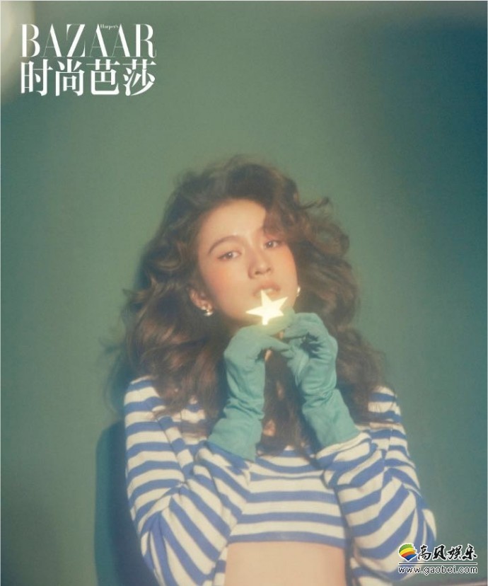 张雪迎时尚大片：首次尝试雀斑妆容，挑战波浪大卷，演绎复古梦幻感