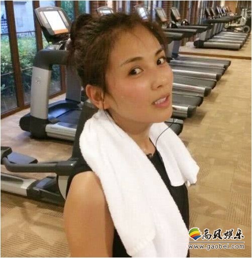 刘涛晒出健身照：身穿紧身裤，身材纤细苗条，小V脸迷人马甲线明显