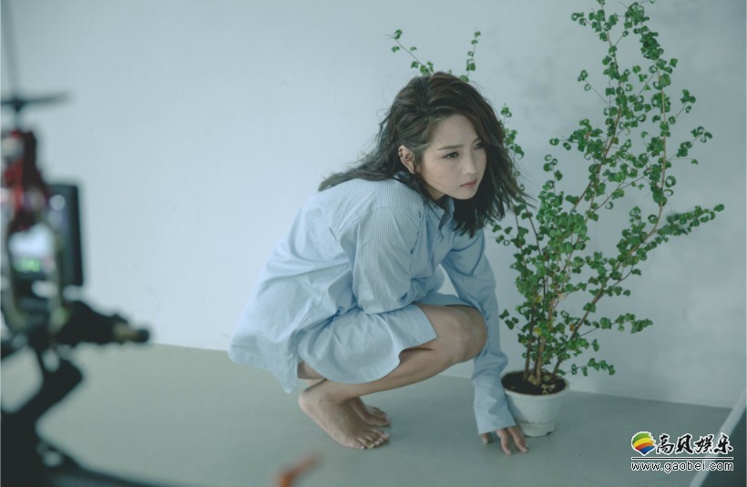 何洁《给陌生女孩的歌》MV侧拍照：正式版MV将在各大平台温情上线